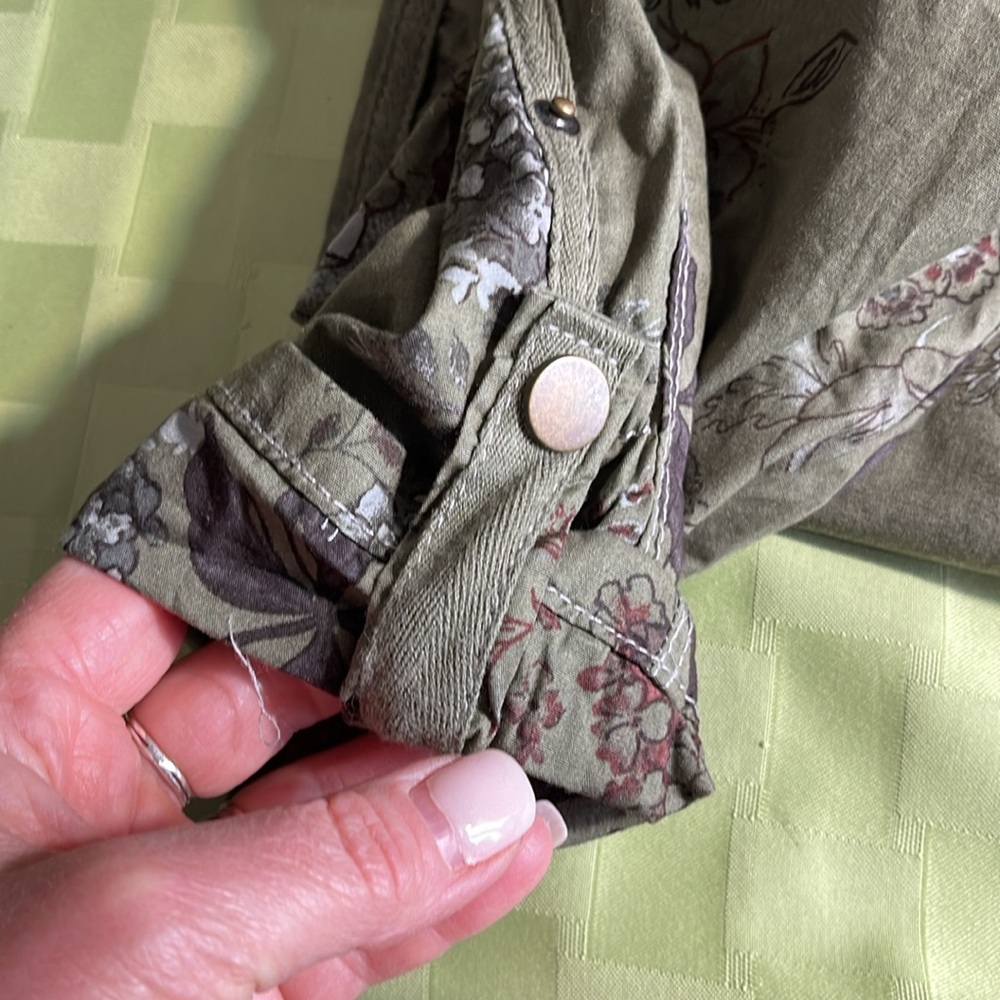 Democracy Olive Green Floral Cropped Pants - Picture 8 of 14